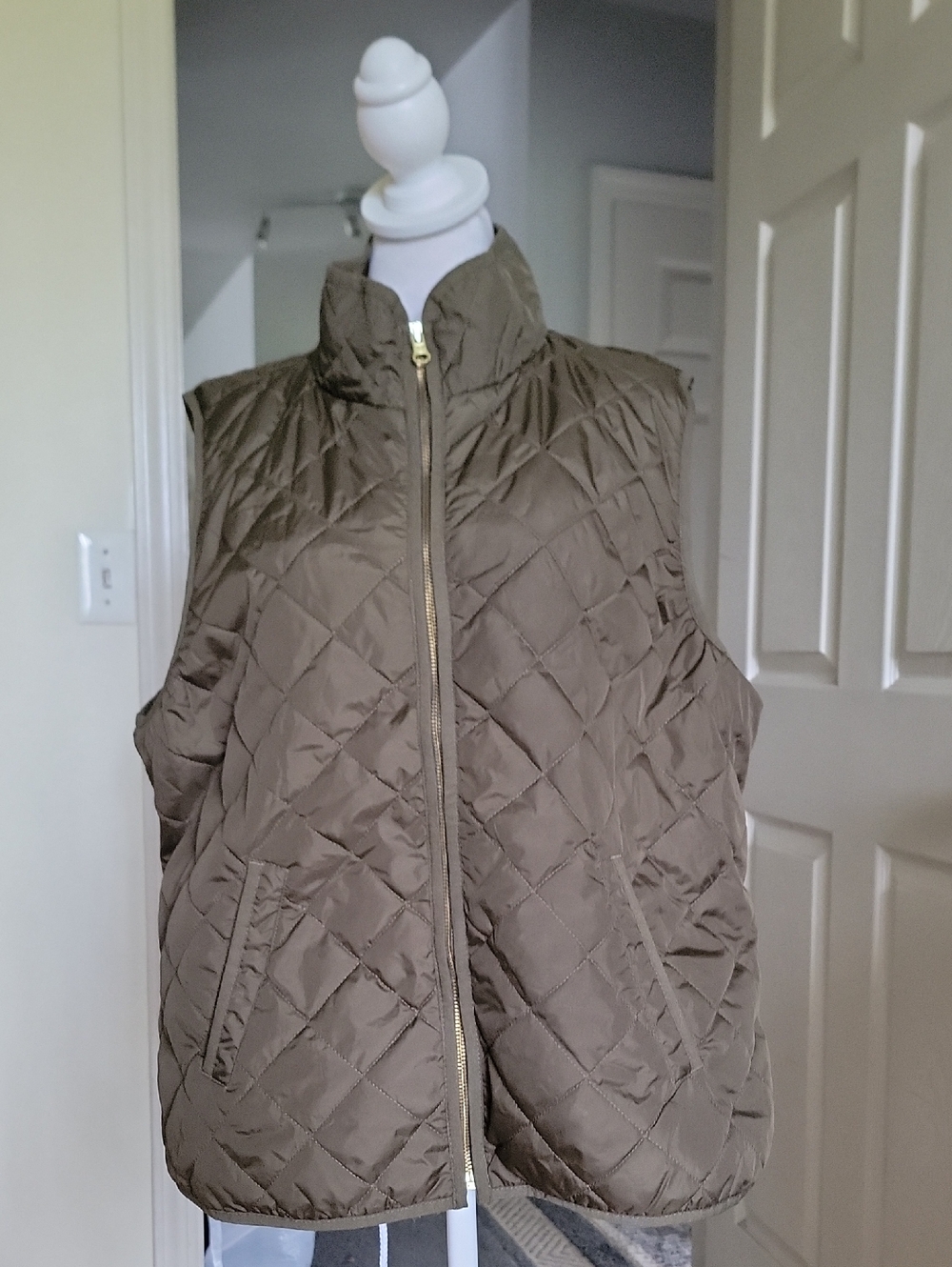 Old Navy Quilted Sleeveless Puffer Vest - Olive